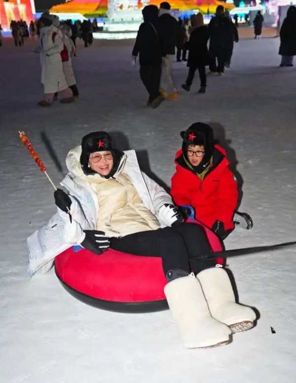 搜狐娱乐讯 1月6日，胡杏儿晒出一家五口在哈尔滨冰雪大世界出游的美照。