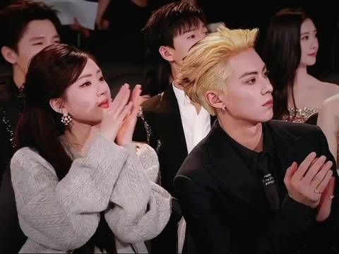 王鹤棣演唱会嘉宾官宣了赵露思,内娱同桌的权威我后知后觉!