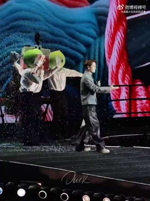 王嘉尔助阵李荣浩演唱会合唱《乌梅子酱》追讨腹肌秀