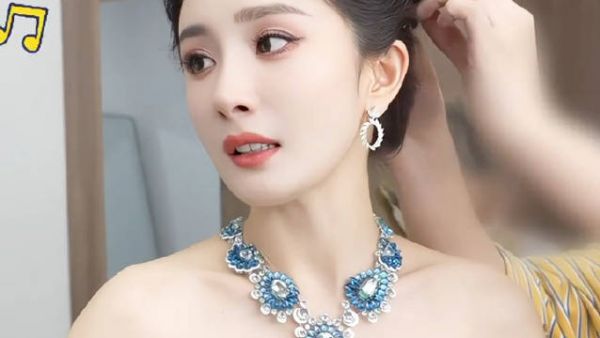 姐啊你是真的喜欢这首歌，随地大小唱，吃饭间隙，红毯妆造都能听到这首歌