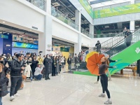 音乐剧《雨中曲》演员与成都大学学子共舞，这场快闪太燃了