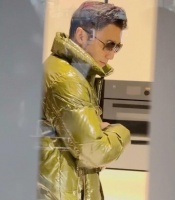 45岁谢霆锋在商场被偶遇，他穿着棕黄色羽绒服好亮眼，看着像30岁