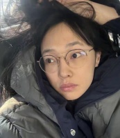 白百何晒素颜照，皮肤暗黄嘴唇干裂，情绪好低落，跟普通人差不多