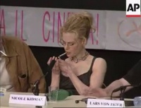 妮可戛纳宣传《狗镇》吸烟引争议，反吸烟团体炮轰其误导青少年