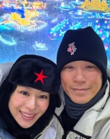 胡杏儿哈尔滨旅游，零下20度穿5层衣服，三个儿子羽绒服到脚脖子