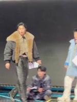 王鹤棣黄子韬录综艺默契同款，心灵感应穿一条裤子