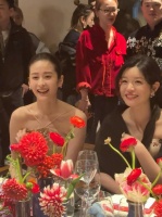 陈妍希颖儿晚宴同框，顶光都这么美