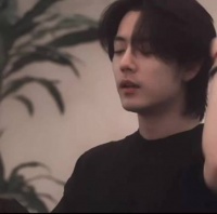 这么看肖战还带着日系少年清冷感，撩头发绝了，演个文艺男也不是不行