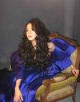 迪丽热巴港风造型释出 宝蓝长裙配卷发明艳动人