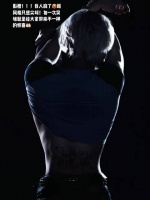 张真源白发裸腰造型展现男模身材