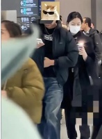 王菲19岁女儿李嫣疑似恋爱？与1米8大帅哥机场同行，高冷气质秒变很温柔