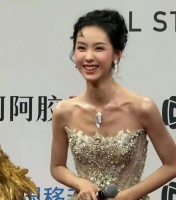 陈都灵168cm仅90斤 身形单薄似纸片 肋骨清晰可见，对自己太狠了