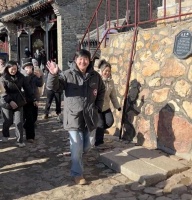 郭京飞再上大孤山！加拿大鹅穿出大衣感，被路人包围很受欢迎