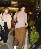 41岁蒋欣减肥成功后大变样！穿驼色毛衣+直筒裤+小白鞋，简约高级