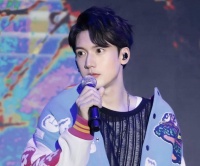 香港知名男星和同性密友出游，对方家庭背景显赫，恋情传足五年