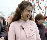 央视主持人朱迅近照曝光，断崖式衰老，下巴好尖，过度医美翻车了