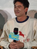 林更新亮相新片首映礼，被夸帅害羞回应