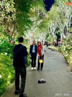 陈乔恩带老公和父母聚餐，Alan负责给岳父岳母拍照，妥妥的好女婿