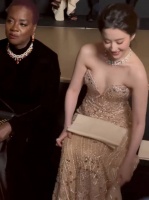 这一帧美得不可方物刘亦菲旁边那位好像不太开心啊