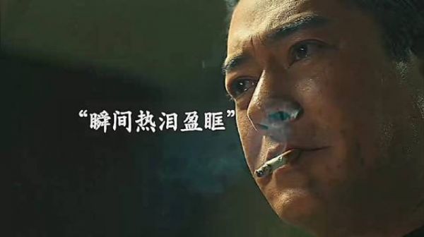 父亲拼死守护女儿,感人至深