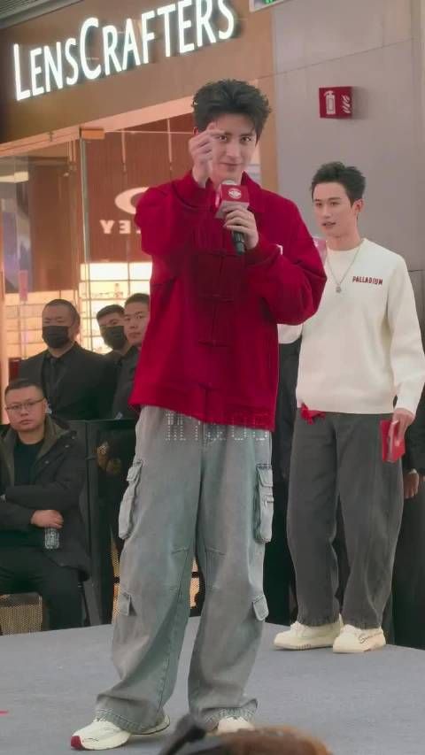 敖瑞鹏红色卫衣少年感