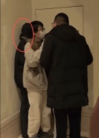 文淇参加电影首映礼遭陌生男子骚扰 被对方逼到角落