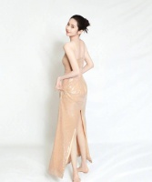 颖儿穿吊带裙身材性感 侧脸微笑气质优雅大方