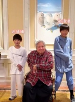 洪天明晒视频为父亲庆生：洪金宝面色红润状态佳，爷孙跳舞很开心