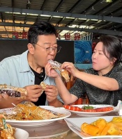 郭涛夫妇三亚逛农贸市场，小17岁老婆花钱节俭，郭涛请吃海鲜很疼她