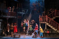 走在前、挑大梁，文化两创担使命｜从青岛里院到文华奖台，解码话剧《烟火人间》里的“两创”