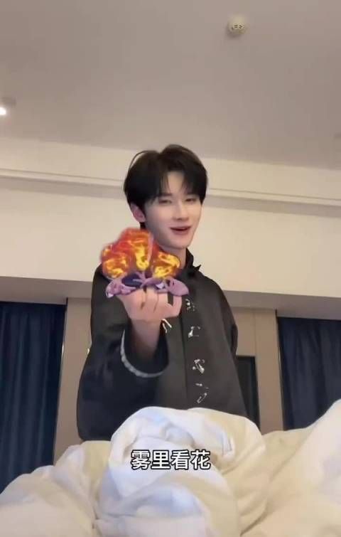 余宇涵直播调侃时代峰峻特效，朱志鑫张泽禹张极舞台引热议