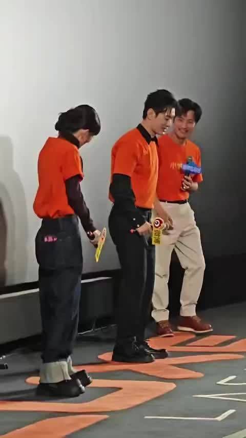 赵丽颖跳小碎步舞演绎从容姿态