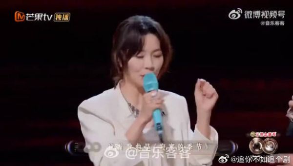 黄雅莉与苏有朋合唱后兴奋手舞足蹈，称与童年偶像同台超幸福