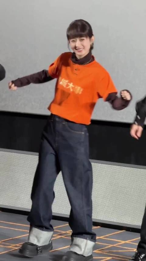 赵丽颖复古手势舞好萌，齐刘海真的美之萌之 此女今年才十八吧