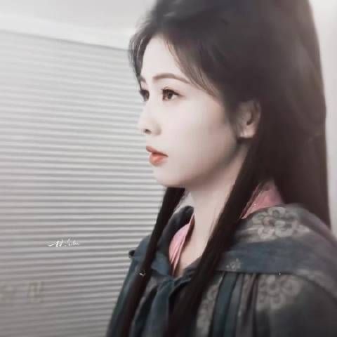 我说我看这个视频看哭了，然后！又挑拨离间我们三个人的感情 我哪里偏心了