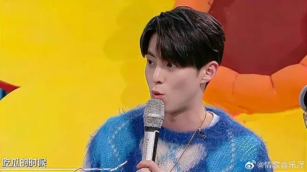 王鹤棣在线回顾，经典造型西瓜头，真是看一次笑三回！