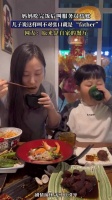 妈妈吃完饭后叫服务员结账，儿子说这样不对张口就是 “father”！