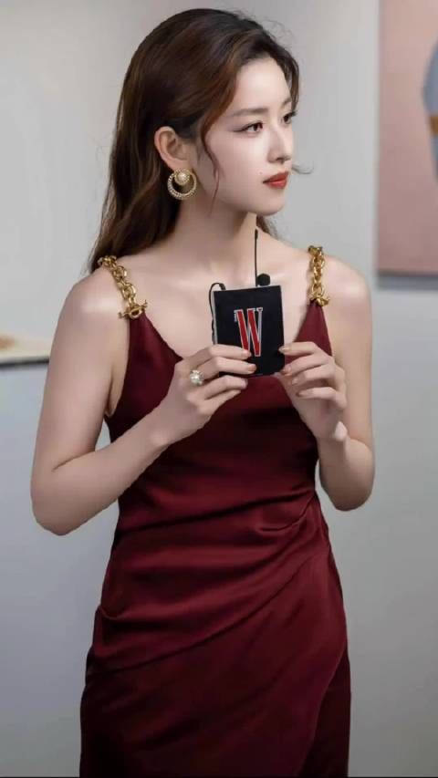 章泽天素颜工作照曝光，身家620亿投资超300项