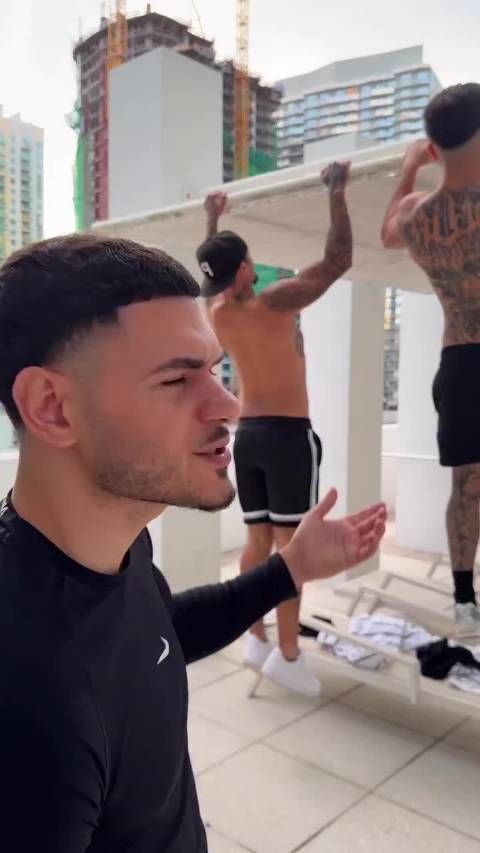 男子趁好友做引体向上时恶作剧