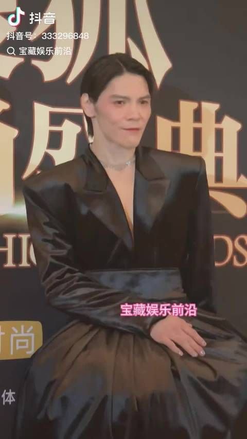 我最喜欢的男明星是李宇春，最喜欢的女明星是向佐