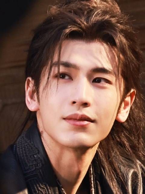 这散落的花瓣，这恰到好处的风～ 真的美得惊心动魄啊 太好看了！