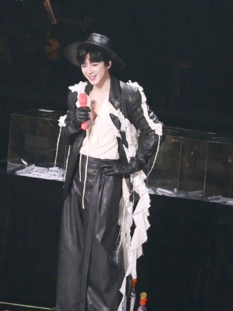 全场一起生日快乐…领口开到肚脐眼了快哈哈哈哈哈哈怎么能忍住不看?