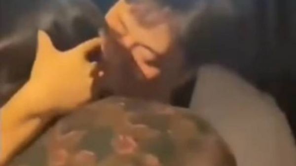 小伙与大妈争吵情绪失控当众亲吻对方