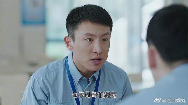 研究小组解散，小伙吃饭打了很多菜，吃一口少一口