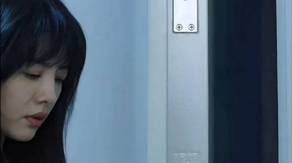 独居女孩忘带钥匙被锁门外，不料开锁师傅的一句话让她后背发凉