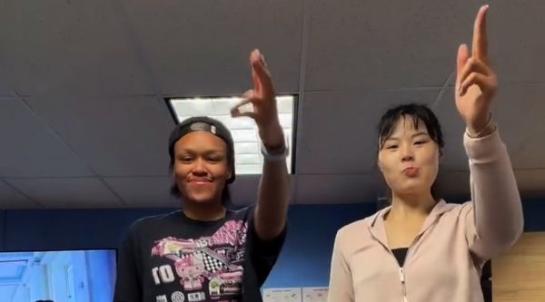 最近天天换搭档拍TikTok的史蒂文斯,今天找到了前火花队友来舞一段