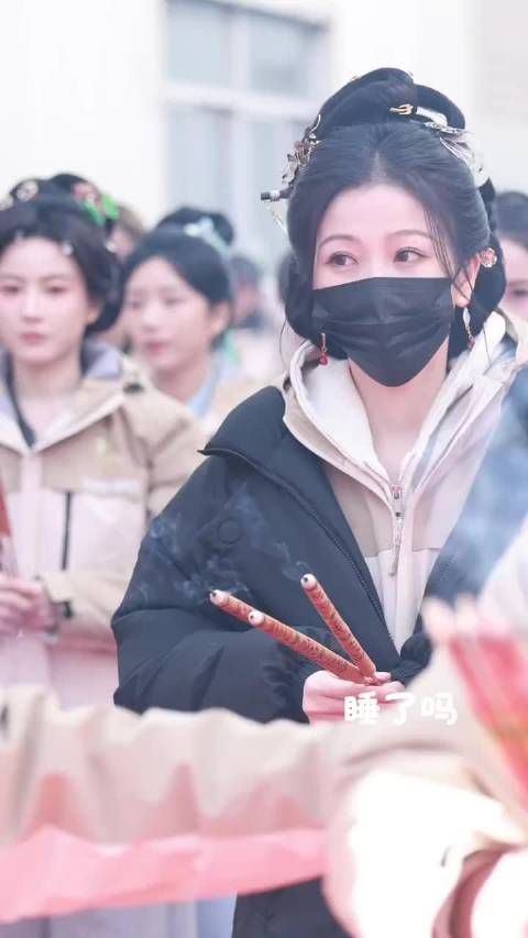 虞书欣今日开机状态,盘发上香人脸笑容好可爱