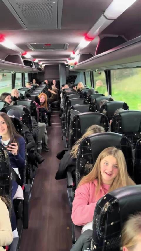 去郊游路上的一车小朋友们 好温馨