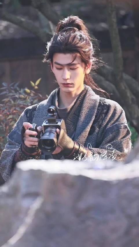 张凌赫 萧厉 归鸾 哥哥又玩相机！一空下来就在玩，爱不释手了