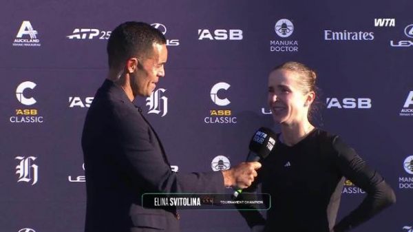 孟菲尔斯见证妻子斯维托丽娜奥克兰夺冠